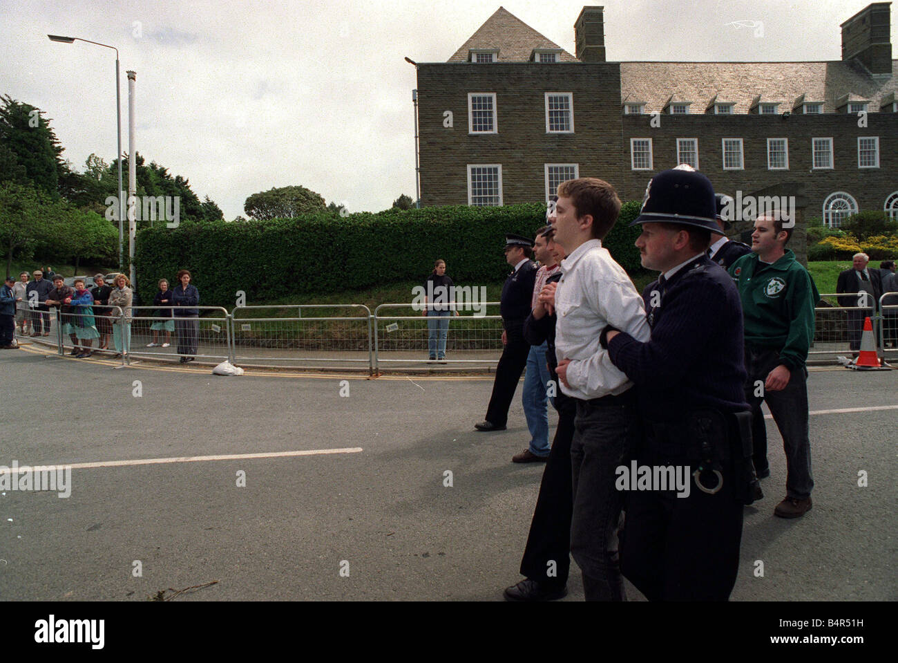 S'ABERYSTWYTH journée de fête s'est tourné vers l'un de honte que la Reine a été obligé d'écourter son séjour dans la ville pour sa propre sécurité et de la dignité de la visite est venu à une fin rapide après qu'un groupe d'étudiants et des membres de la société de la langue galloise a franchi un cordon de sécurité d'environ 50 officiers de police peu de temps avant qu'elle devait arriver à University of Wales Aberystwyth Buckingham Palace conseillers en matière de sécurité et les officiers supérieurs de la police a informé la Reine pour annuler son engagement restant après 200 manifestants se sont rassemblés sur le campus de l'université, scandant des slogans anti royal et en agitant des bannières. Banque D'Images