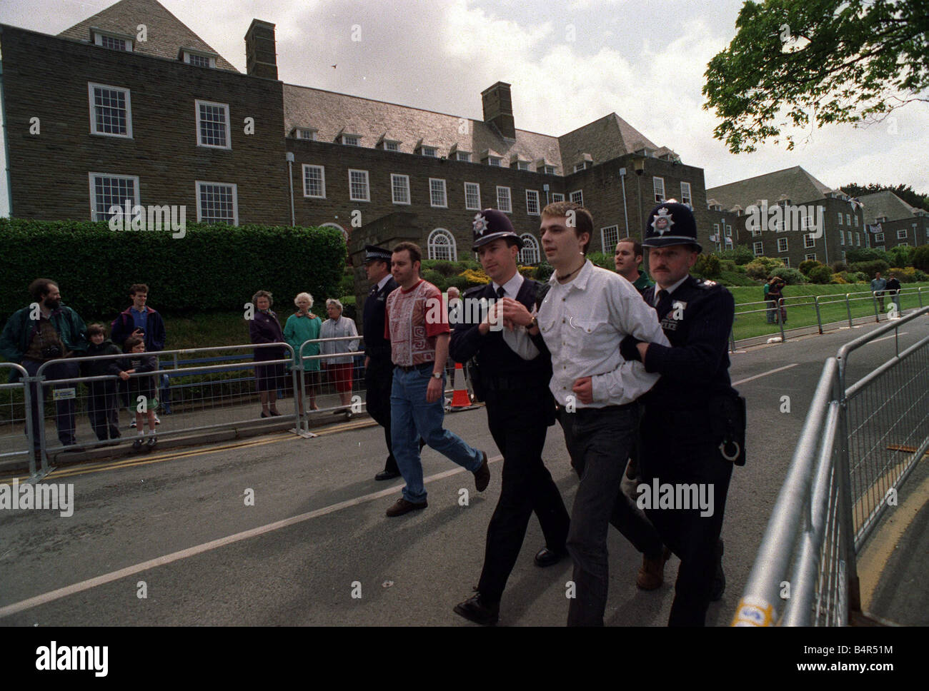 S'ABERYSTWYTH journée de fête s'est tourné vers l'un de honte que la Reine a été obligé d'écourter son séjour dans la ville pour sa propre sécurité et de la dignité de la visite est venu à une fin rapide après qu'un groupe d'étudiants et des membres de la société de la langue galloise a franchi un cordon de sécurité d'environ 50 officiers de police peu de temps avant qu'elle devait arriver à University of Wales Aberystwyth Buckingham Palace conseillers en matière de sécurité et les officiers supérieurs de la police a informé la Reine pour annuler son engagement restant après 200 manifestants se sont rassemblés sur le campus de l'université, scandant des slogans anti royal et en agitant des bannières Banque D'Images