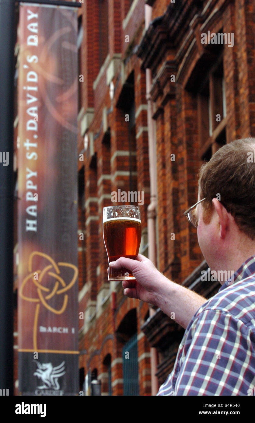 Brassée spécialement pour St Davids Day Grant Russell intendant de l'Équipe Conseil de Glamorgan Club à Cardiff avec une pinte d'esprit du Dragon du Breconshire Brewery le 1er mars 2005 Banque D'Images