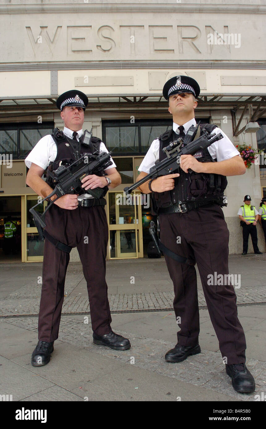 Les agents armés de la Force de police de Nouvelle-Galles du Sud montent la garde à l'entrée de la gare centrale de Cardiff dans le sillage des bombes qui s'est passé à Londres dans les dernières semaines 28 Juillet 2005 Banque D'Images