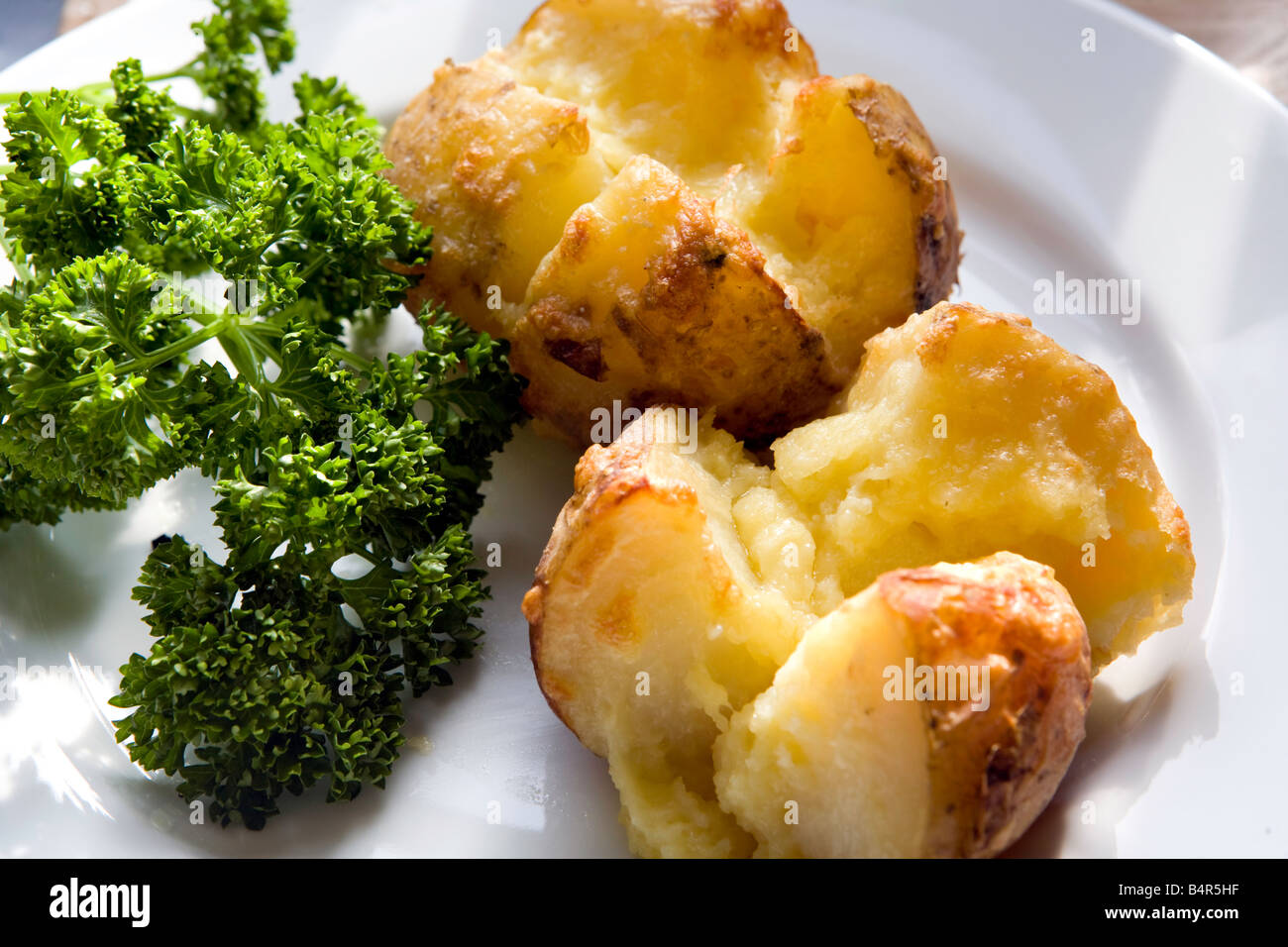 Pommes de terre au four avec fromage fondu topping Banque D'Images