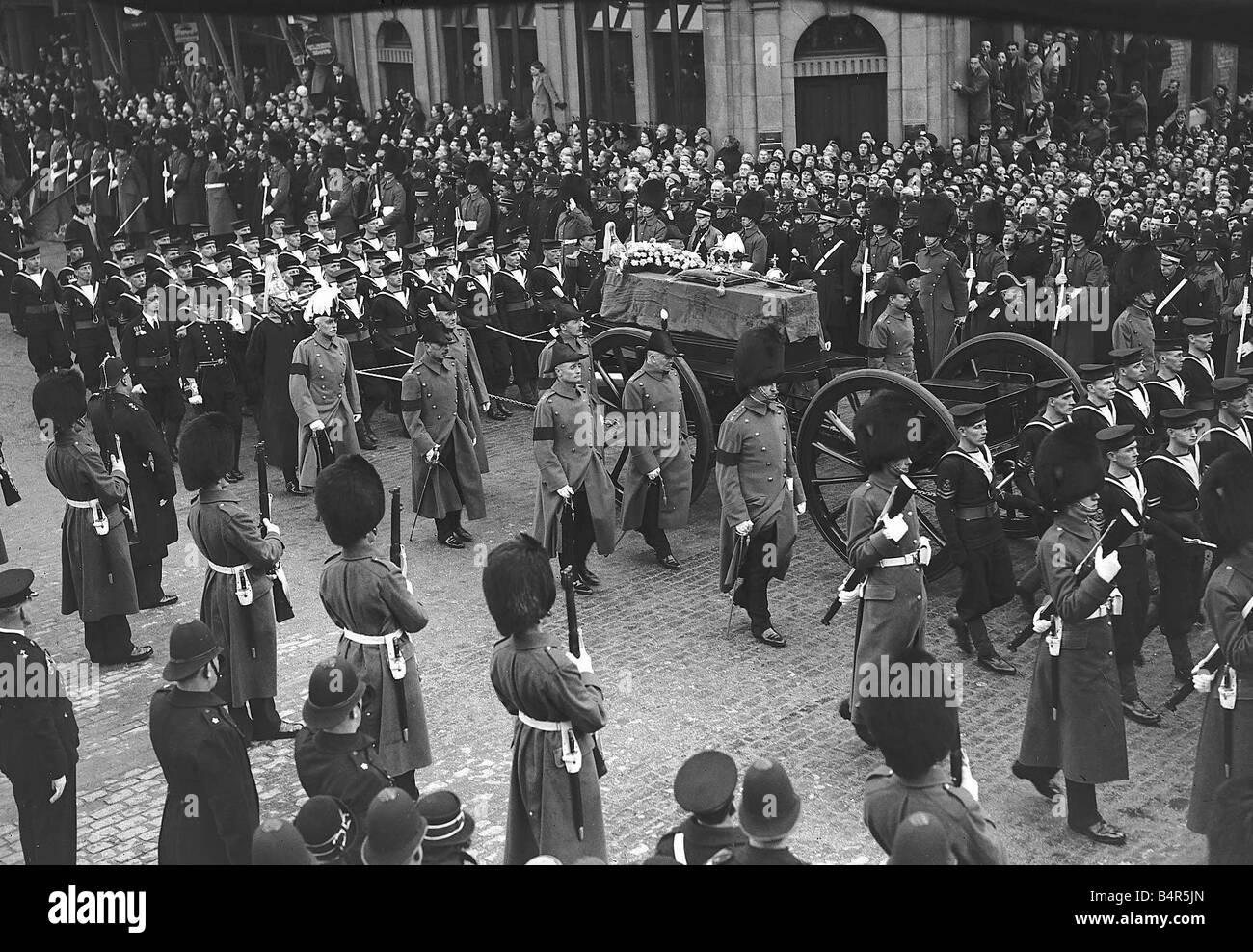 Funérailles du roi George V le 28 janvier 1936 Le roi George V a été inhumé à la chapelle de la famille de Windsor après sa mort le 20 janvier La photo montre son cercueil en cours sur un affût de canon tiré par la marine 124 évaluations de Westminster Hall où son corps a été jeté dans la région de Paddington où le roi a fait son dernier voyage Banque D'Images