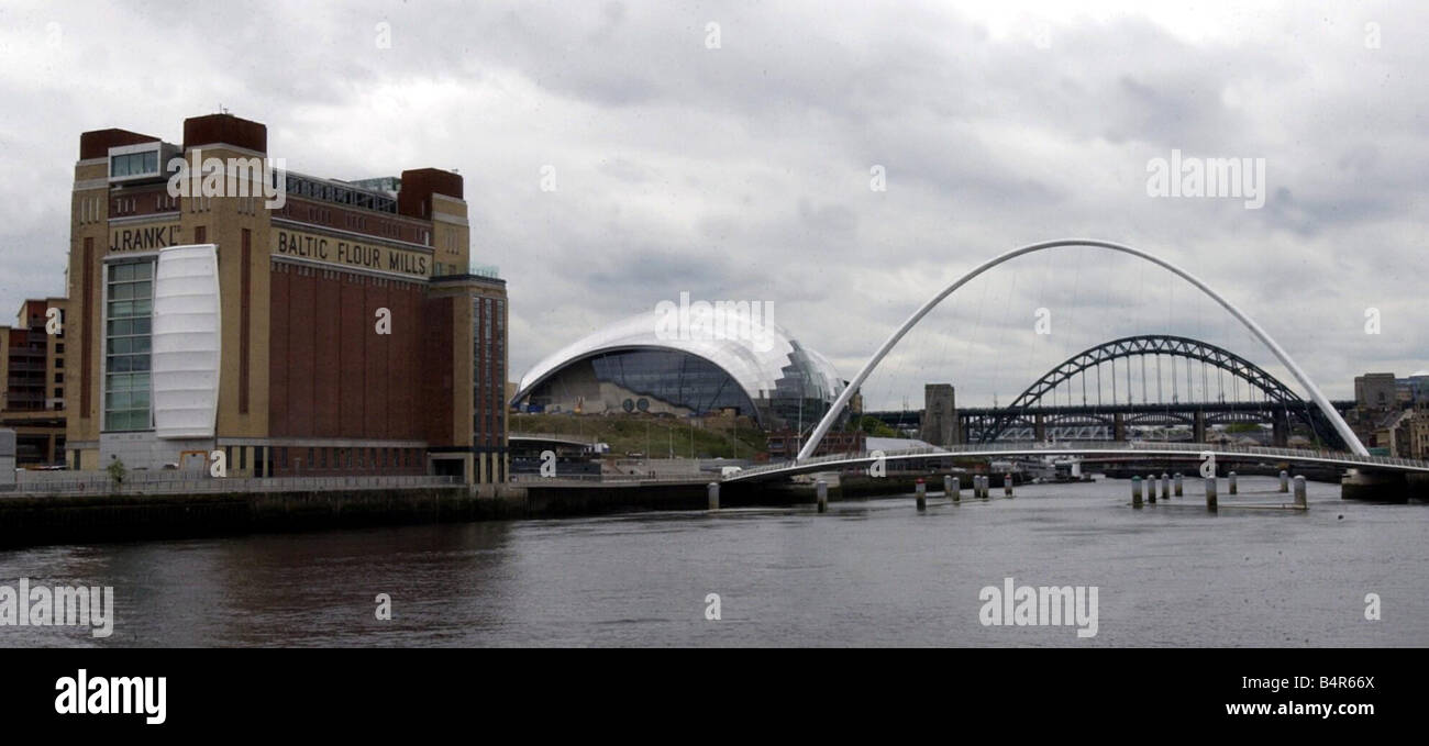 Le Sage Gateshead Music Center avec les pays baltes et dans les ponts Tyne voir 12 05 04 Banque D'Images Le Sage Gateshead Music Center avec les pays baltes et dans les ponts Tyne voir 12 05 04 Banque D'Images