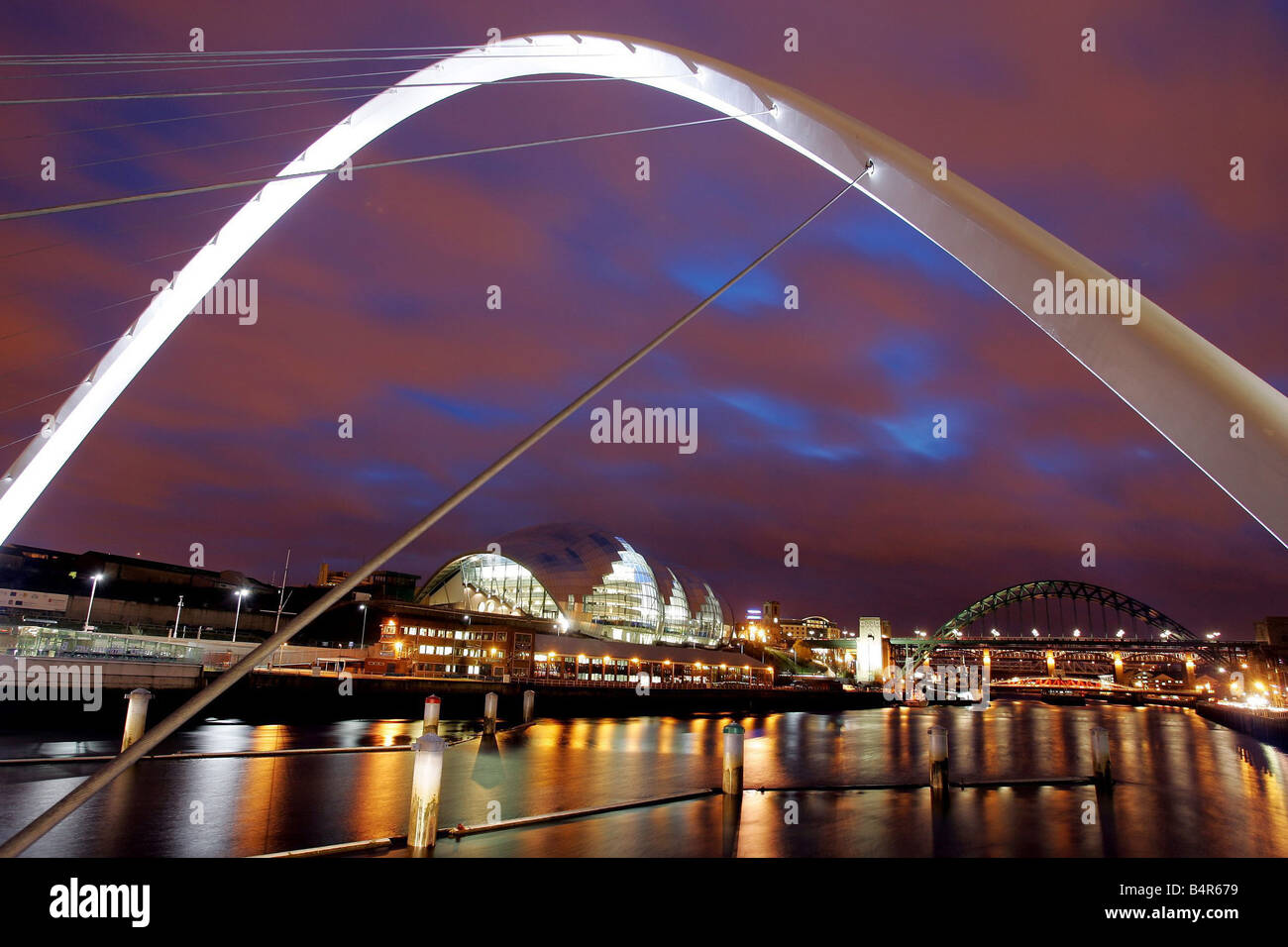 Le Sage Gateshead et Gateshead Millennium Bridge at night 06 12 04 Banque D'Images Le Sage Gateshead et Gateshead Millennium Bridge at night 06 12 04 Banque D'Images
