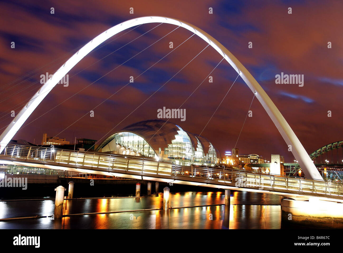 Le Sage Gateshead et Gateshead Millennium Bridge at night 06 12 04 Banque D'Images Le Sage Gateshead et Gateshead Millennium Bridge at night 06 12 04 Banque D'Images