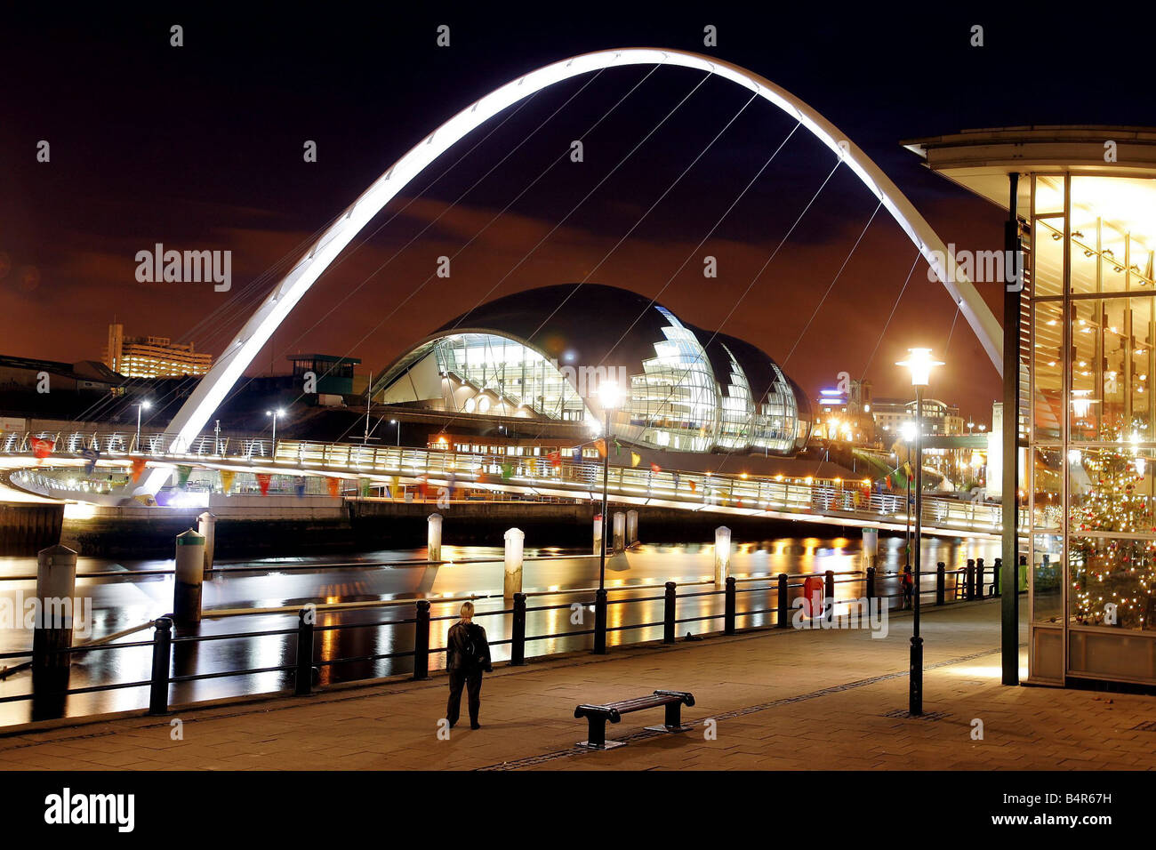 Le Sage Gateshead et Gateshead Millennium Bridge at night 06 12 04 Banque D'Images Le Sage Gateshead et Gateshead Millennium Bridge at night 06 12 04 Banque D'Images
