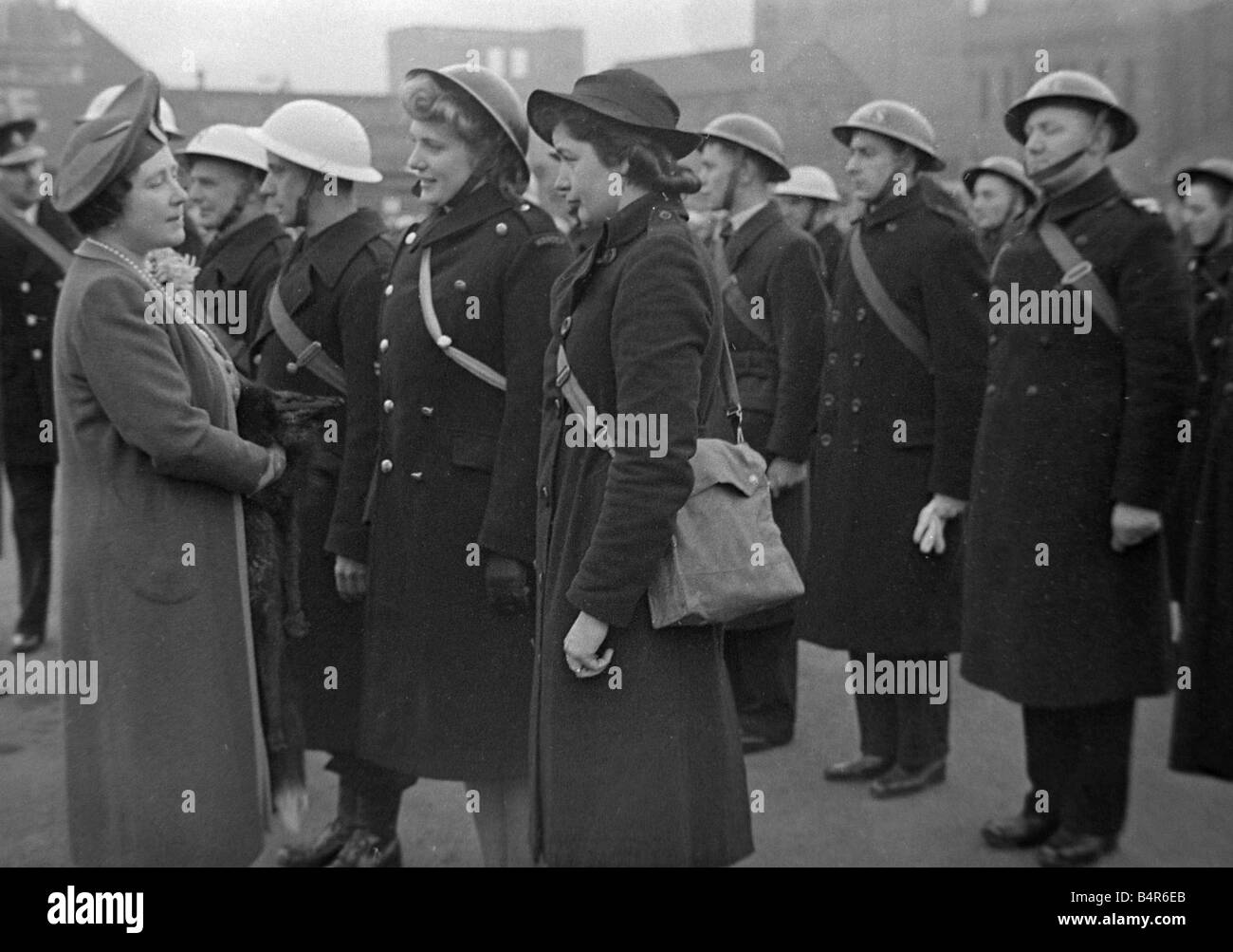 La Reine vu ici répondre à certains des services de secours qui où en devoir à Coventry, au cours de l'air lourd de raid novembre 1940 qui a détruit le centre-ville Février 1942 Banque D'Images
