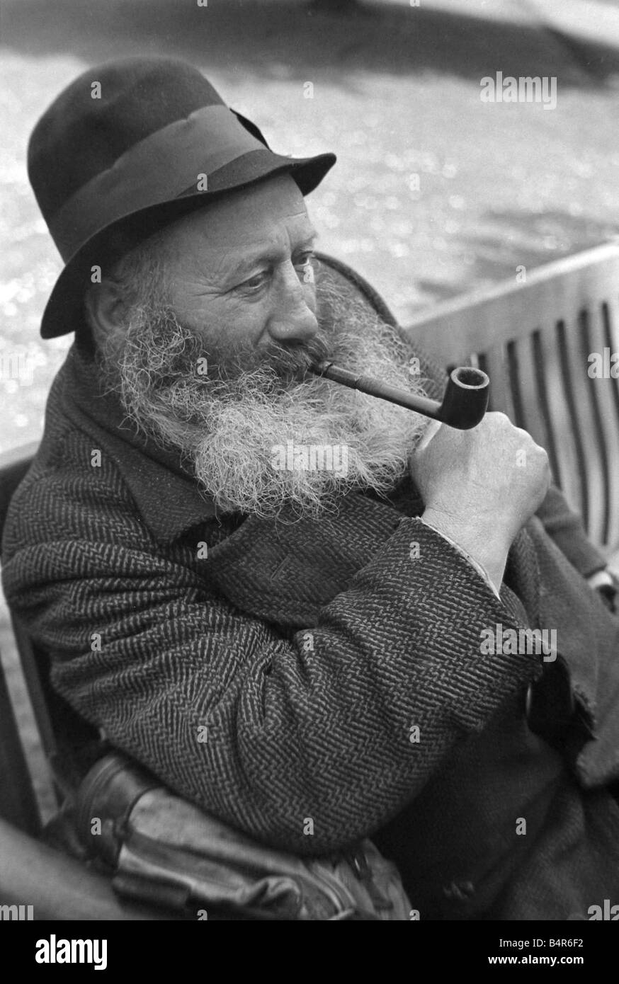 Portrait d'un vieil homme vu ici fumer sa pipe vers 1938 Banque D'Images