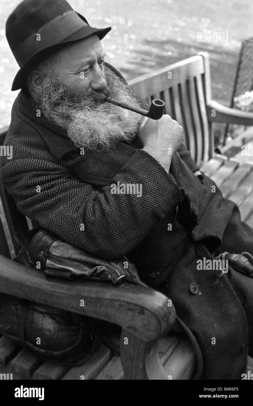 Portrait d'un vieil homme vu ici fumer sa pipe vers 1938 Banque D'Images