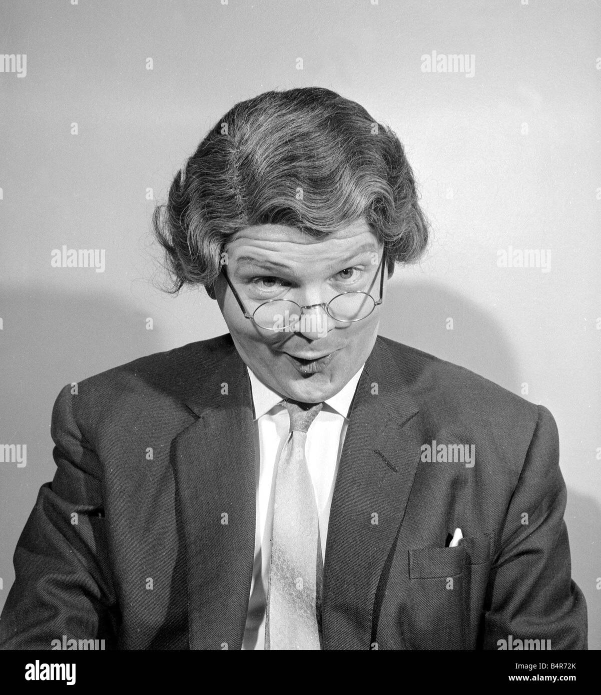 L'humoriste Benny Hill Photographié à porter une perruque accueil Mai 1958 Banque D'Images