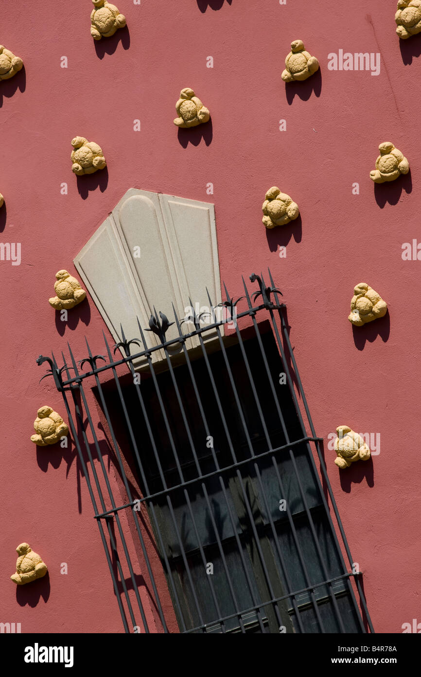 Détail du mur de musée de Dali, Figueras, Espagne montrant balcon décoratif et miches de pain Banque D'Images