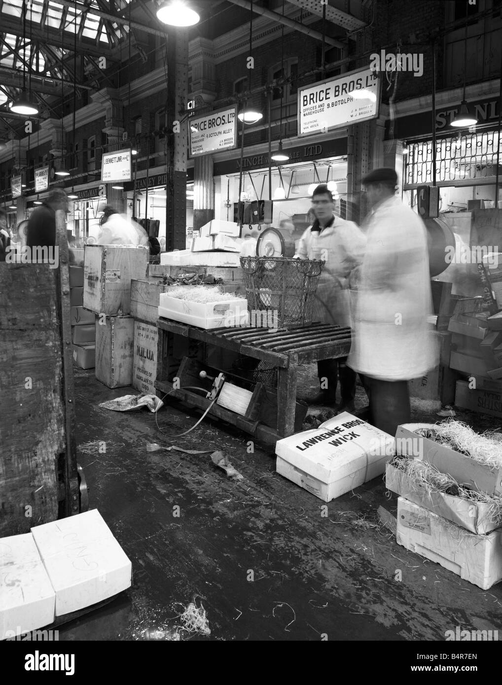 Le marché aux poissons de Billingsgate montrant l'agitation de la fin des années 1970, des commerçants Banque D'Images