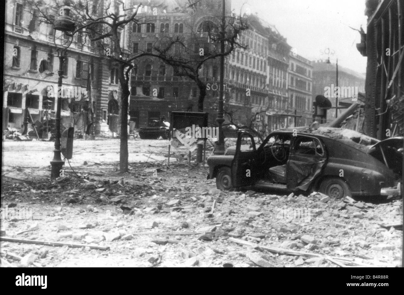 Le soulèvement hongrois de Budapest et ruiné noirci des chars russes rumble passé fracassé les bâtiments et les piles de débris 13 11 56 Banque D'Images