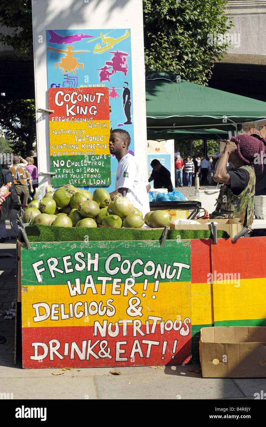 L'eau de coco fraîche à la vente à un décrochage du marché des Caraïbes créée à Londres au thames festival Banque D'Images