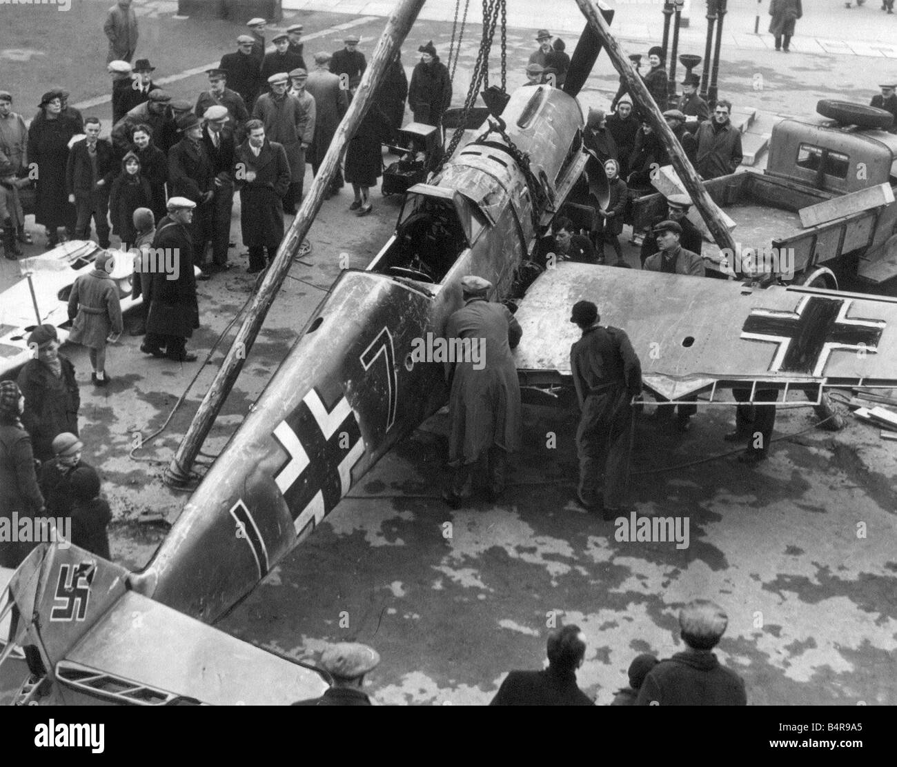 Le déchargement d'un avion allemand Messerschmitt abattu sur l'Angleterre à Blyth Market Place Janvier 1941 Banque D'Images