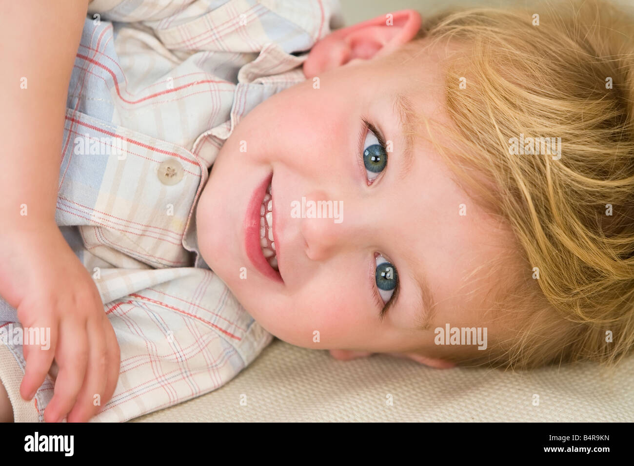 Un Jeune Aux Cheveux Blonds Yeux Bleu Petit Garcon Fixant Et En Donnant Un Petit Sourire Espiegle Photo Stock Alamy Un Jeune Aux Cheveux Blonds Yeux Bleu Petit Garcon Fixant Et En Donnant Un Petit Sourire Espiegle Photo Stock Alamy