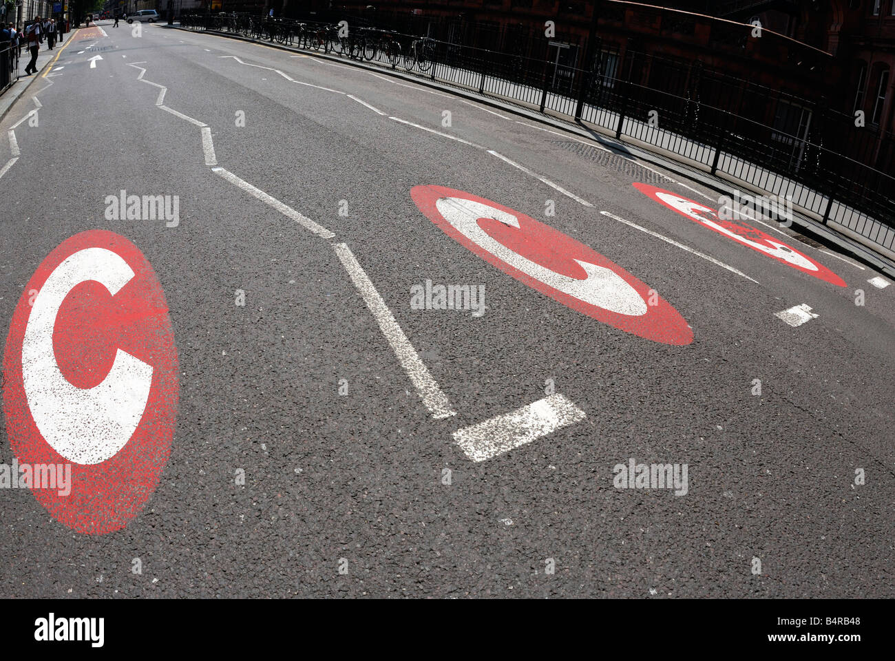 Congestion Charge les marques sur la surface de la route, Londres Banque D'Images