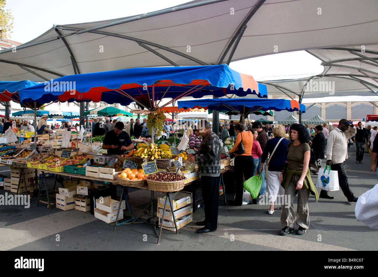 Marché du dimanche dans le sud-ouest de la ville française de Moissac Banque D'Images