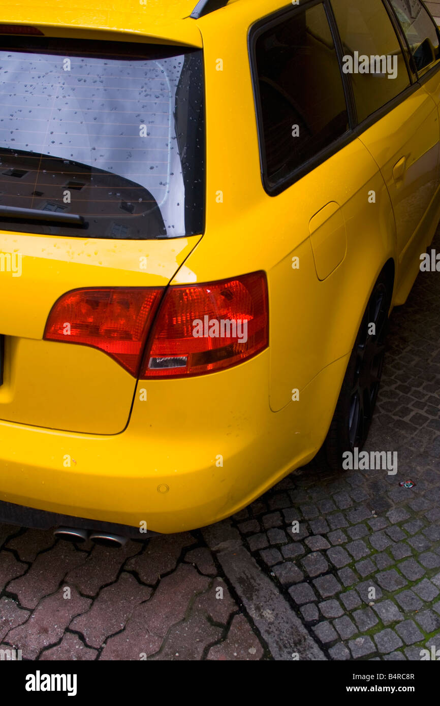 Vue arrière d'une Audi RS4 avant jaune garée sur une rue pavée. Banque D'Images
