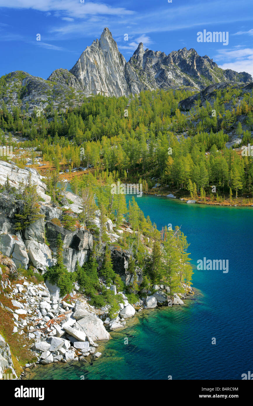 Le lac et la perfection dans l'Enchantement de Crête Prusik lacs Lacs de montagne Désert, Washington Banque D'Images