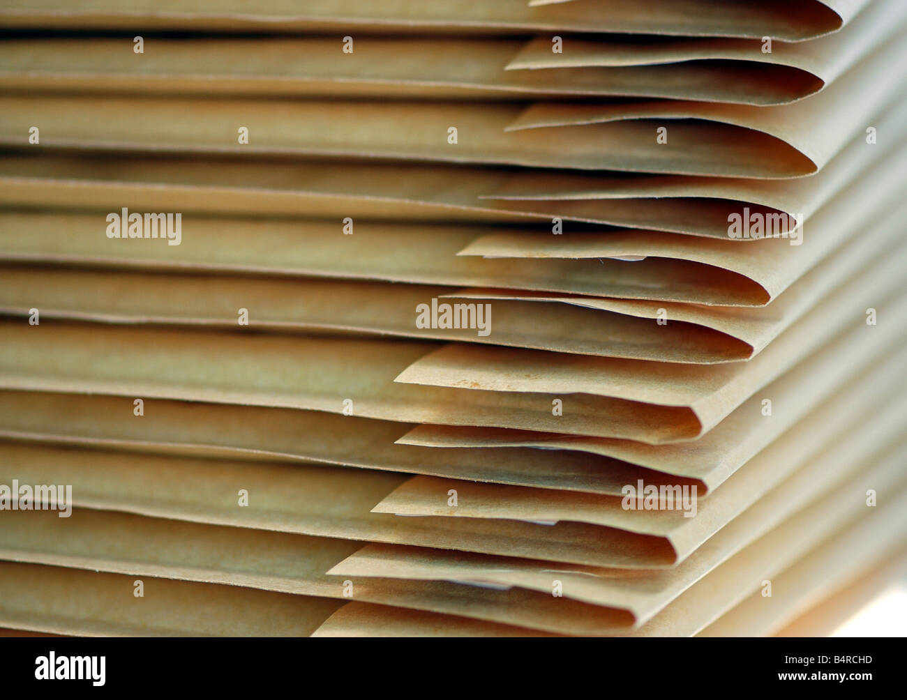 Un gros plan d'une pile d'enveloppes matelassées brun Banque D'Images