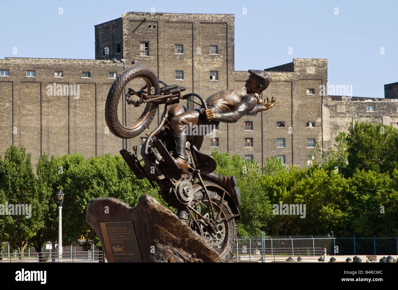 Statue d'escalade la colline à l'extérieur de l'entrée à la Harley-Davidson Museum à Milwaukee, Wisconsin, États-Unis Banque D'Images