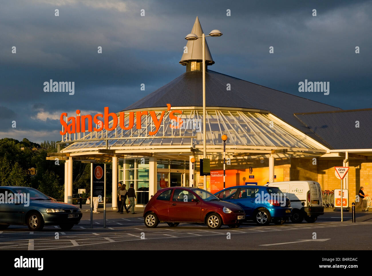 Supermarché Sainsbury's avec en premier plan des aires de stationnement de voiture Banque D'Images