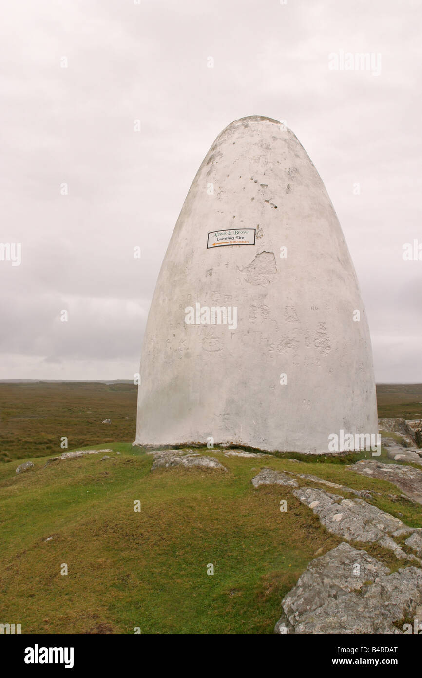 Monument à Alcock et Brown Co Galway Irlande Banque D'Images