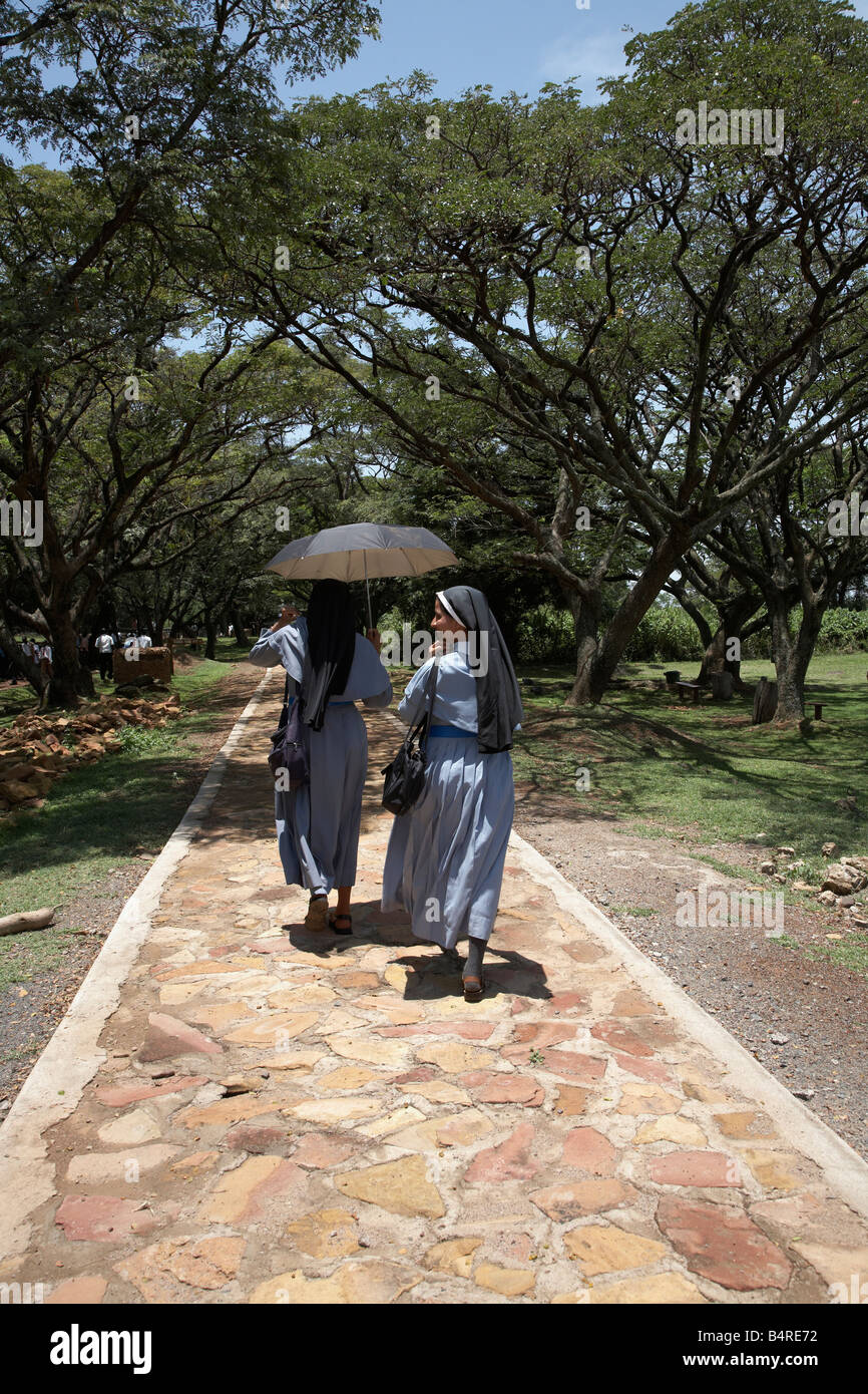 Deux religieuses balade au Kenya l'Afrique de l'ombrage avec parasol de Sun Banque D'Images