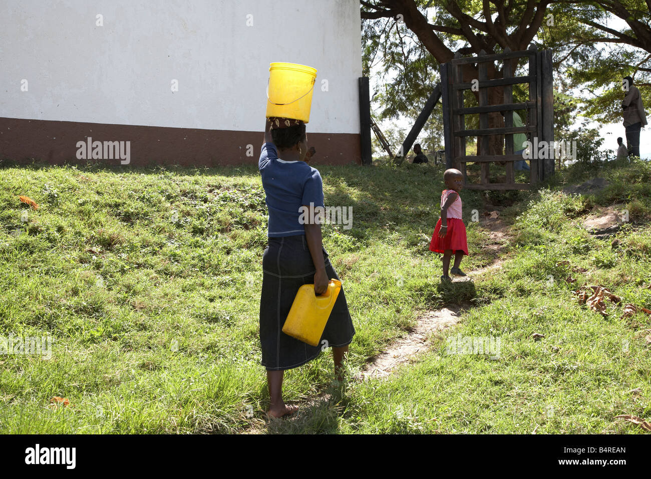 La mère et l'enfant à la collecte de l'eau en Afrique de l'Est Kenya Banque D'Images