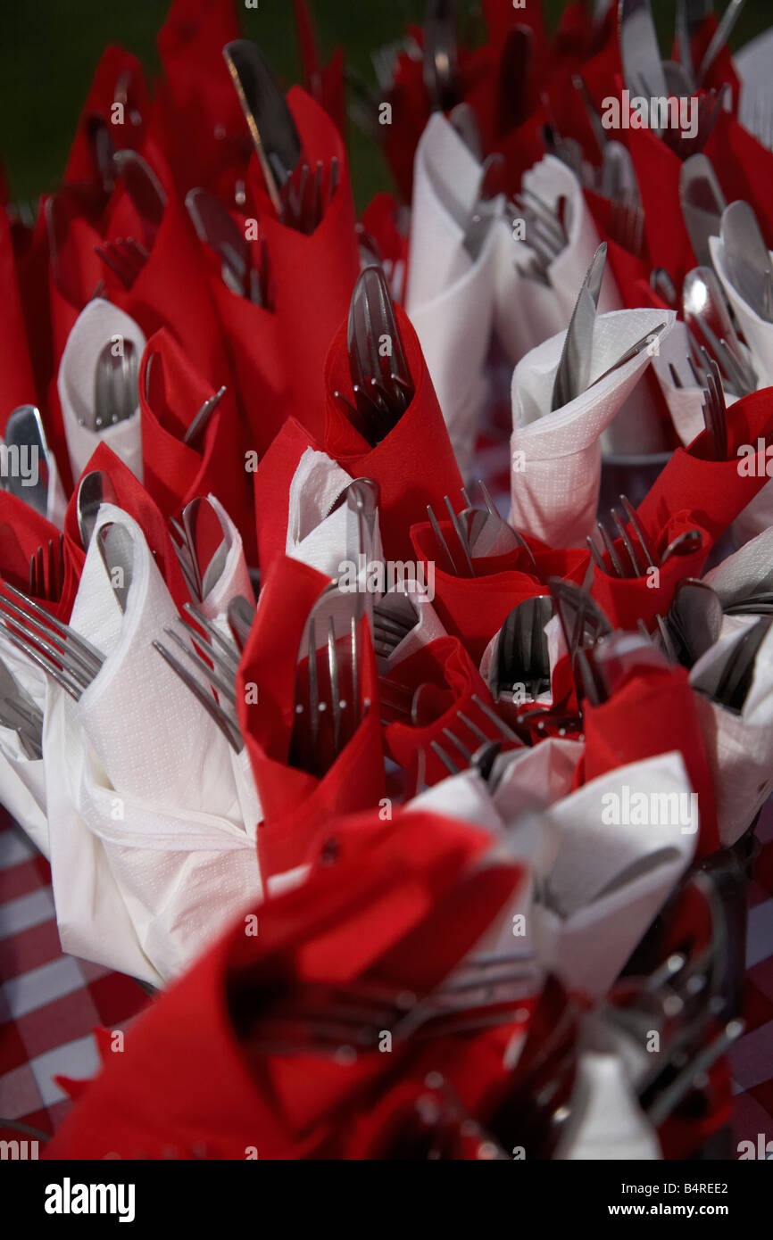 Couteaux et fourchettes enveloppées dans des serviettes de table Serviettes de table rouge et blanc Banque D'Images