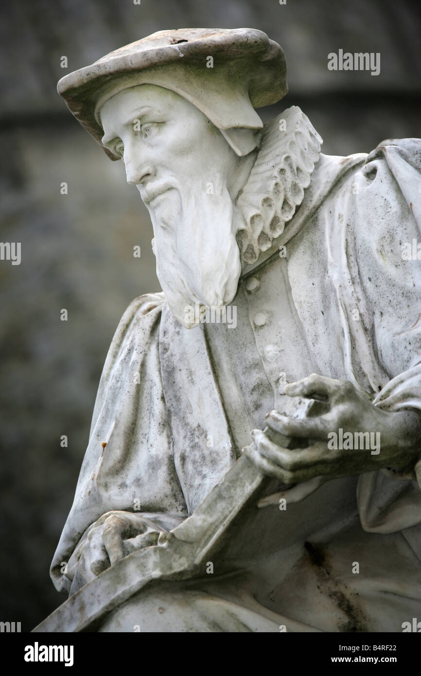 Ville d'Exeter, en Angleterre. Vue en angle de la statue à l'extérieur de Richard Hooker Cathédrale d'Exeter. Banque D'Images