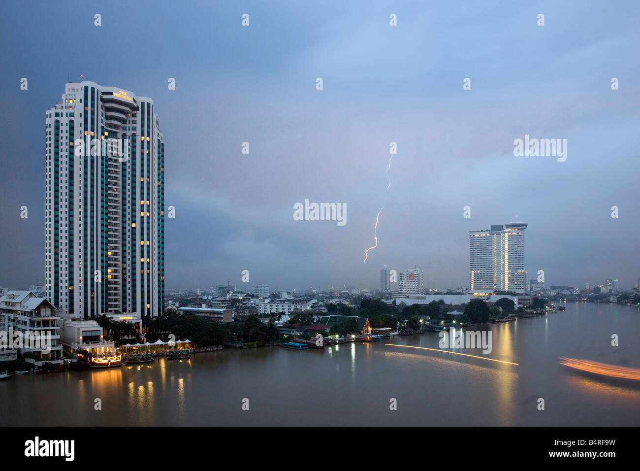 The Peninsula Hotel, Bangkok; tempête et ciel nocturne avec forte pluie et foudre sur la rivière Chao Phraya, Khlong San, centre-ville, Thaïlande. Banque D'Images
