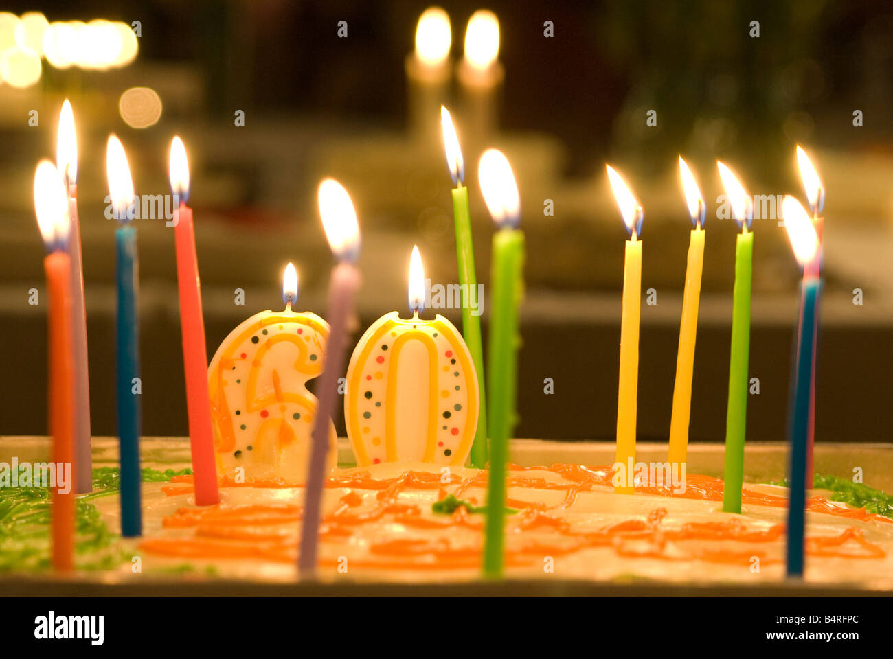 Gateau D Anniversaire Avec Des Bougies Allumees Pour Celebrer 60 Ans Photo Stock Alamy