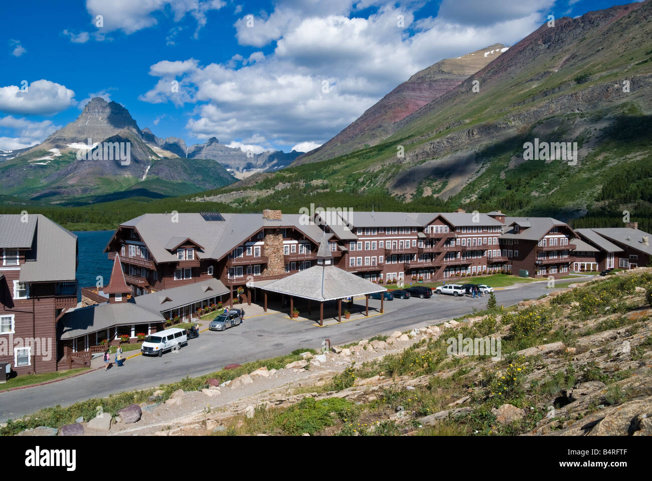 Swiftcurrent Lake et à l'arrière-plan de montagnes encore rustique de luxe Hôtel Des Glaciers Le parc national Glacier du Montana Banque D'Images