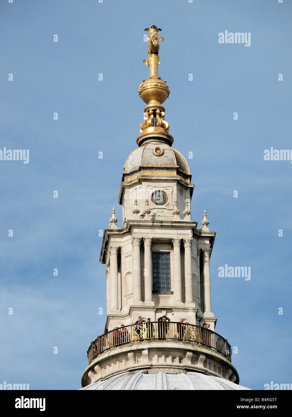 Les visiteurs de la cathédrale St Paul de Londres s'ouvrent sur la galerie dorée sur le dessus du dôme et sous la balle et de la lanterne Banque D'Images