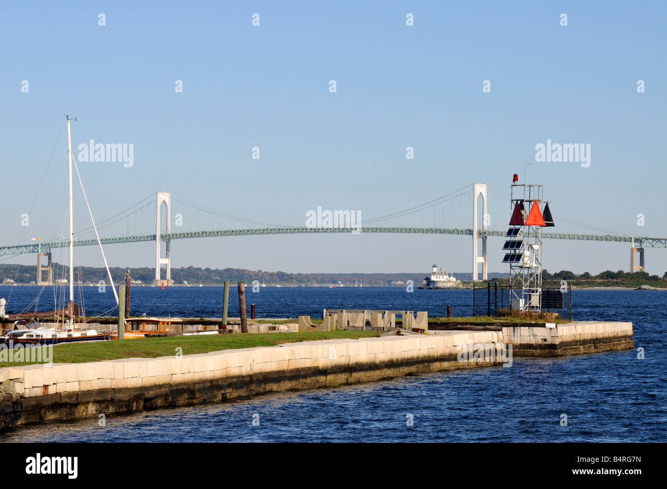 Vue de Fort Adams State Park à Newport, Rhode Island de la Pell Bridge et la baie de Narragansett avec marqueur jour de navigation maritime Banque D'Images