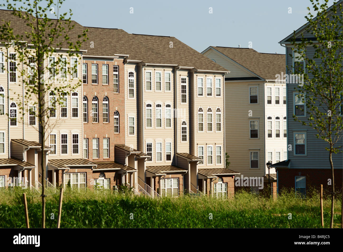 Nouvelles maisons et de hautes herbes, Owings Mills, Maryland, États-Unis Banque D'Images