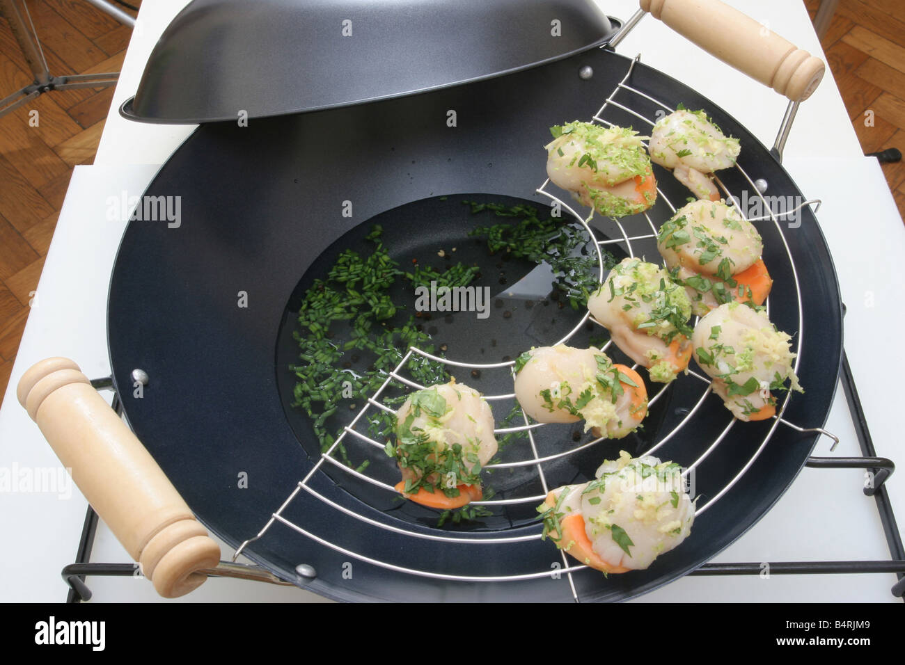Préparation (étape.4), Capesante in wok avec le bouillon, Italie Photo  Stock - Alamy