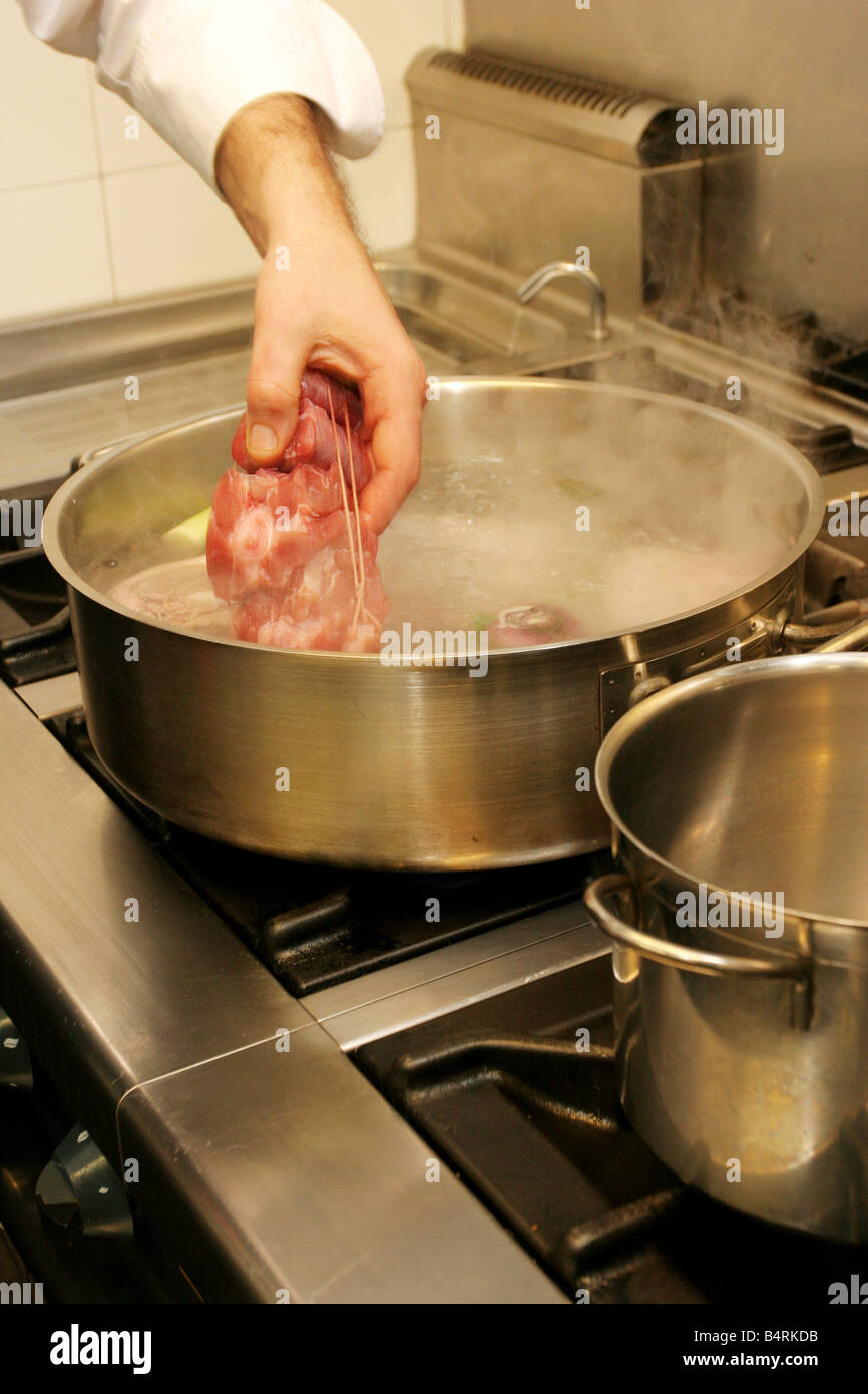 Préparation (étape.4) mélange de viande bouillie Italie Banque D'Images