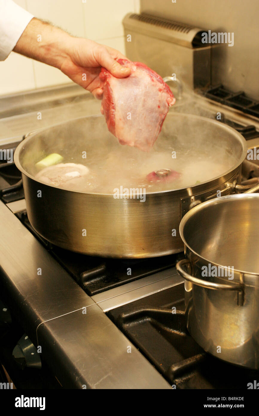 Préparation (étape.5) mélange de viande bouillie Italie Banque D'Images