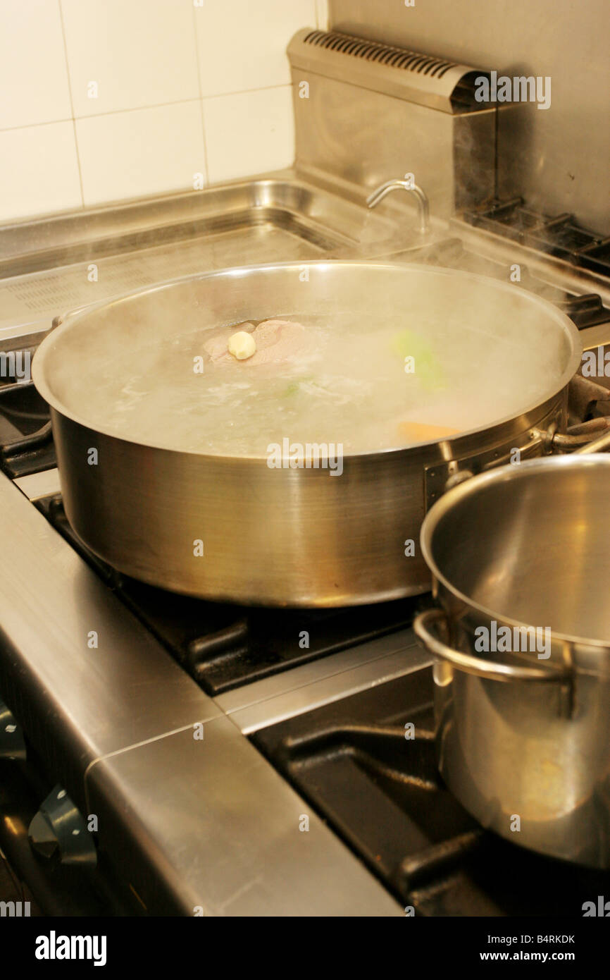 Préparation (étape.6) mélange de viande bouillie Italie Banque D'Images