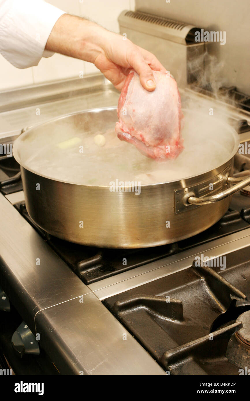 Préparation (étape.7) mélange de viande bouillie Italie Banque D'Images