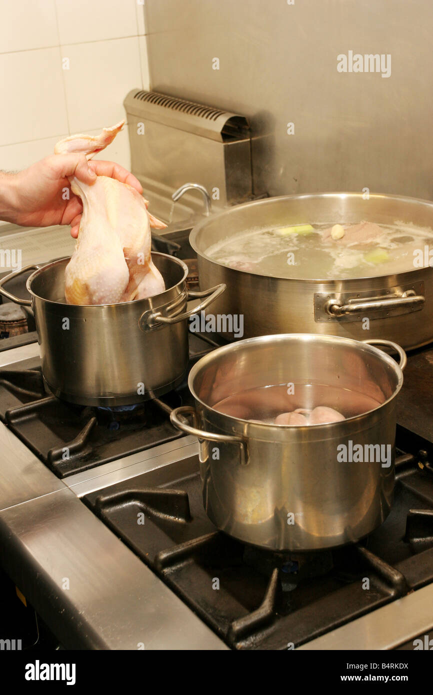 Préparation (étape.8) mélange de viande bouillie Italie Banque D'Images