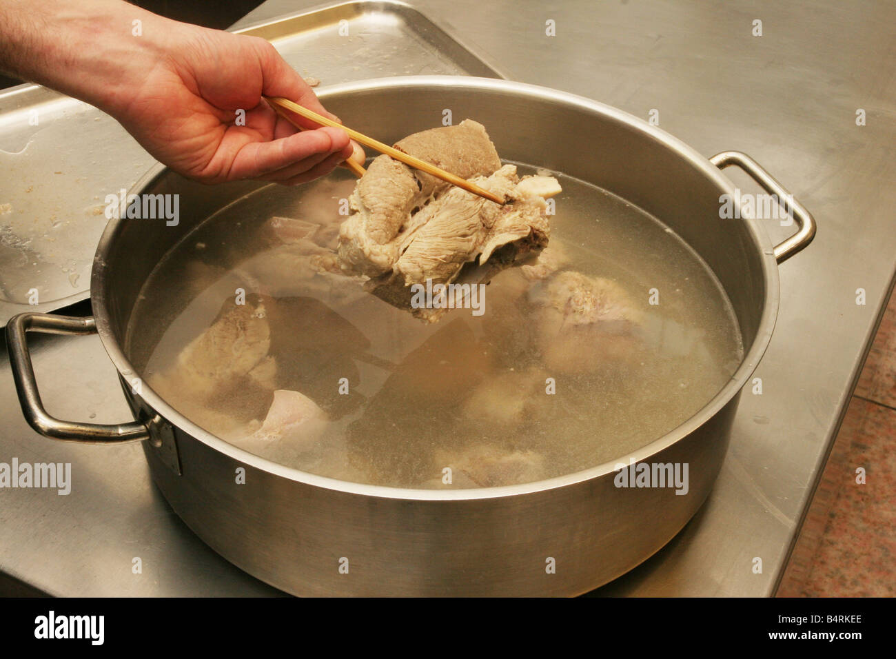 (Étape de préparation.13) Mélange de viande bouillie Italie Banque D'Images