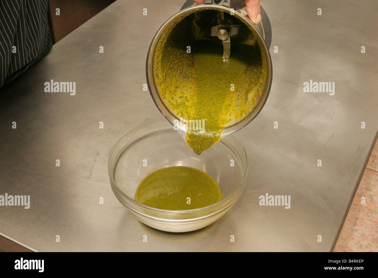 Préparation de la sauce verte (étape.3) mélange de viande bouillie Italie Banque D'Images