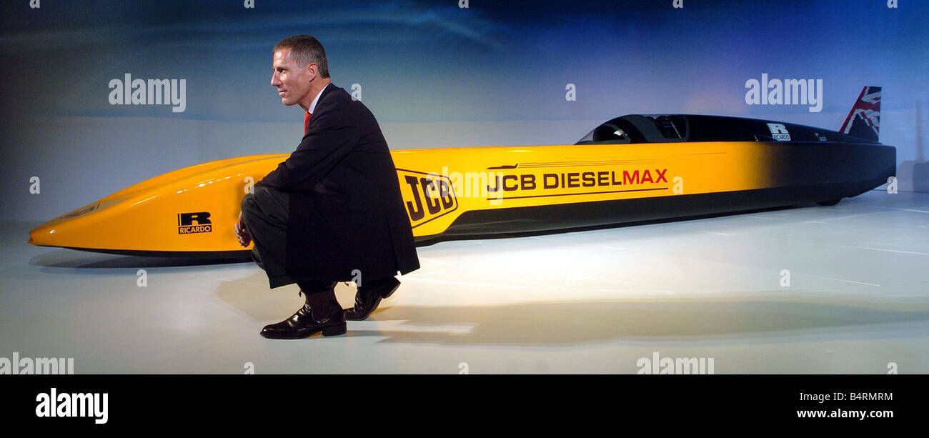 JCB Dieselmax la nouvelle voiture de vitesse sur terre produit par digger décideurs JCB à Rocester. Vu avec la voiture est le commandant d'Andy Green w Banque D'Images