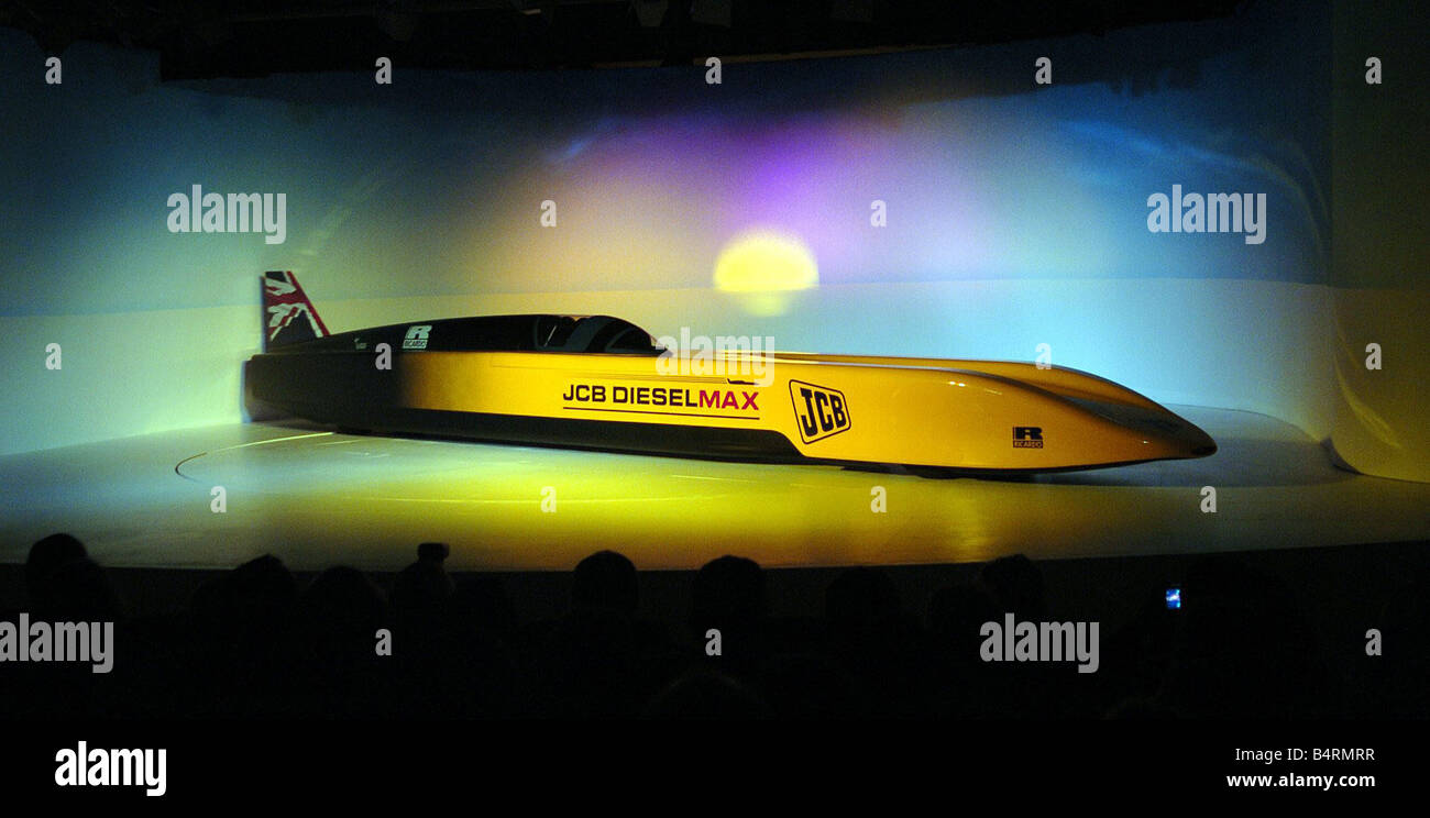 JCB Dieselmax la nouvelle voiture de vitesse sur terre produit par digger décideurs JCB à Rocester. Vu avec la voiture est le commandant d'Andy Green w Banque D'Images