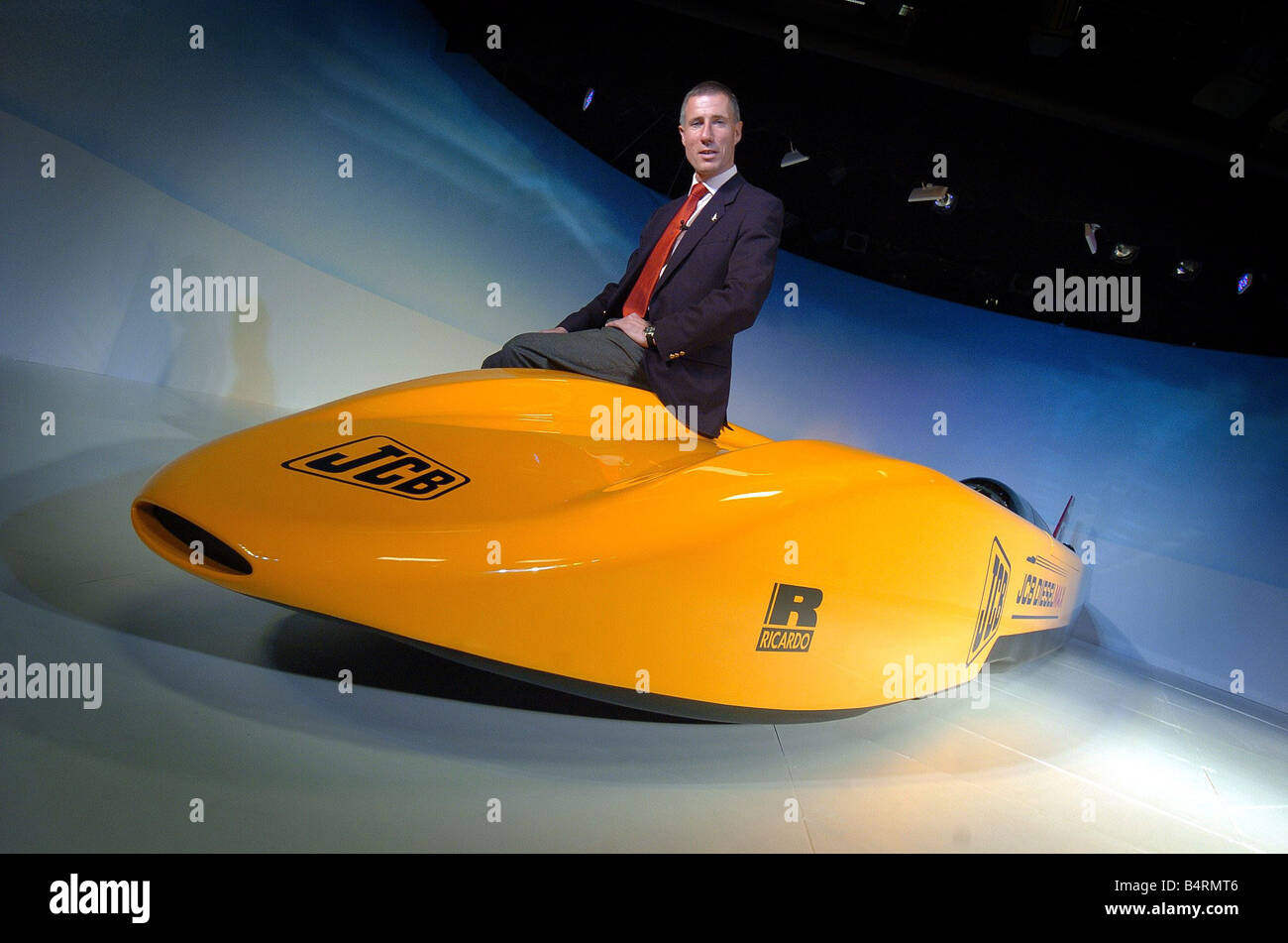 JCB Dieselmax la nouvelle voiture de vitesse sur terre produit par digger décideurs JCB à Rocester. Vu avec la voiture est le commandant d'Andy Green w Banque D'Images