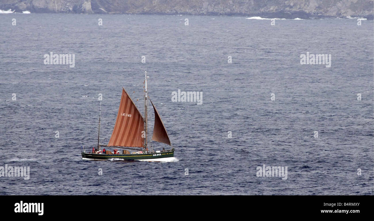 Le navire le Swan, un navire de pêche historique restauré appelé Fifie, saisie de crier son sur son chemin de retour à son poste d'à Lerwick dans les îles Shetland. Banque D'Images